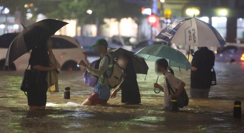 Halálos áldozatai is vannak az özönvízszerű esőzésnek Dél-Koreában