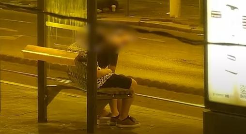 Videón, ahogy egy terézvárosi buszmegállóban alvó embert kifosztanak