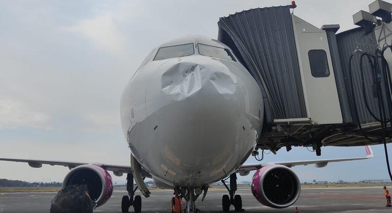 Összeroncsolt a jégeső egy Wizz Air-gépet