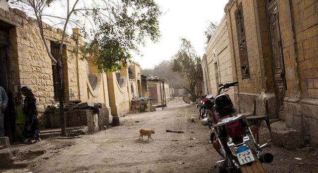 Ilyen az élet a Holtak Városában: Kairóban egymillióan élnek kripták között, együtt a halottakkal