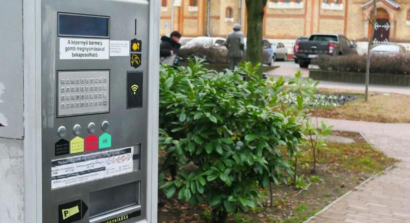 A szárligeti férfi dühében szétvert egy parkolóautomatát: végül az automata győzött