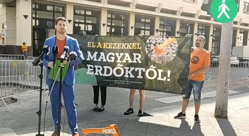 Fideszes baltával tiltakozott az erdőkivágások ellen Ungár Péter az agrárminisztérium előtt