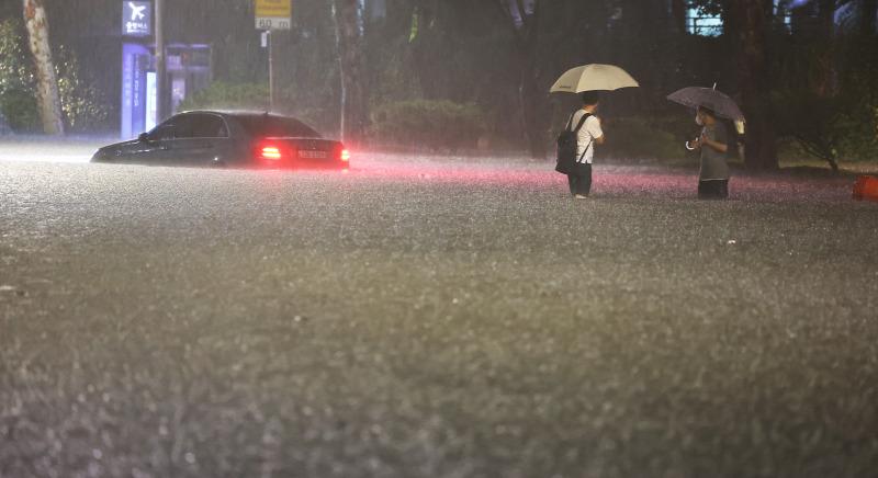 Halálos áldozatokat követelt az özönvízszerű eső okozta áradás Dél-Koreában