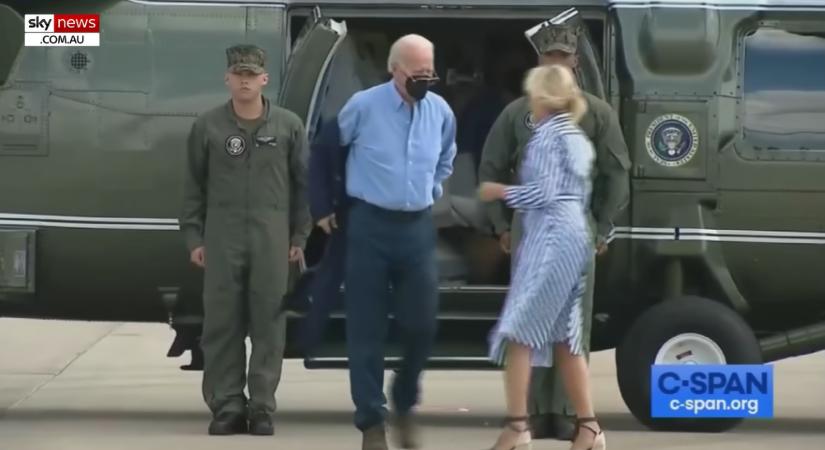 Újabb Biden-baki: ezúttal zakójával gyűlt meg a baja az USA elnökének (VIDEÓ)