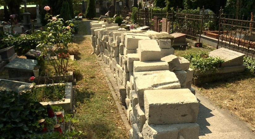 A szárazság miatt omolhatott le a Grőber temető fala: vis maior pályázatból újítanák fel
