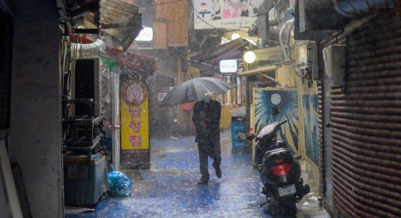 Katasztrófahelyzet Dél-Koreában: a heves esőzések miatt leállt a vasúti közlekedés, többen meghaltak, rengetegen váltak hajléktalanná