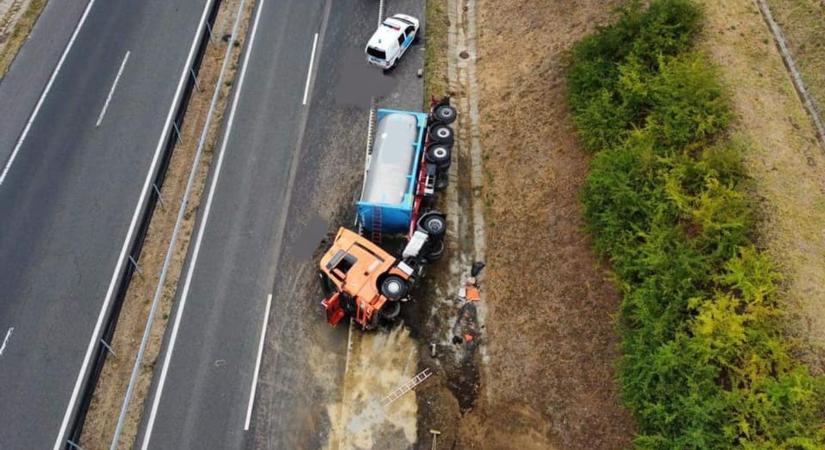 Felborult egy kamion az M6-oson Himesházánál, meggyulladt a kifolyt üzemanyag (KÉPEK)