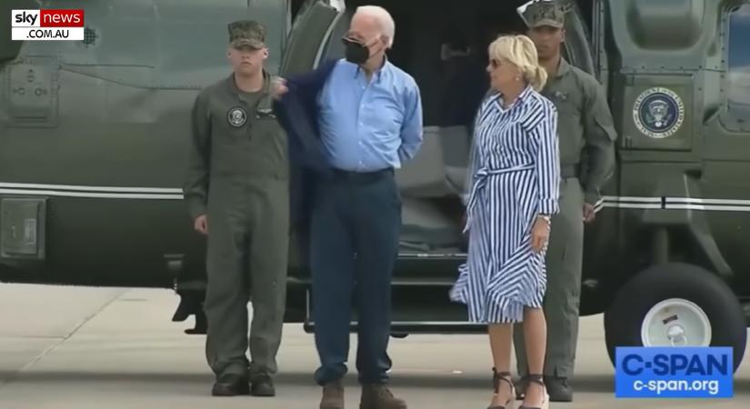 Csak a First Lady segítségével tudta felvenni a zakóját Joe Biden (videóval)