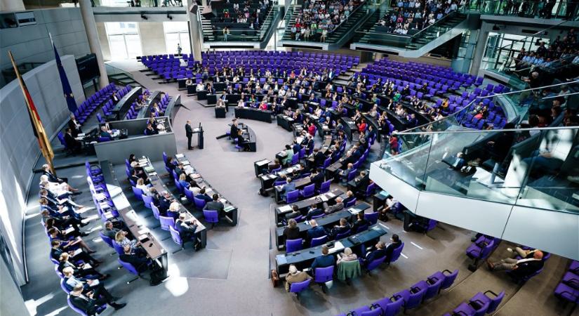 A német elit képmutatása: a háztartások spóroljanak, a Bundestag pazarolhat a szünetben is