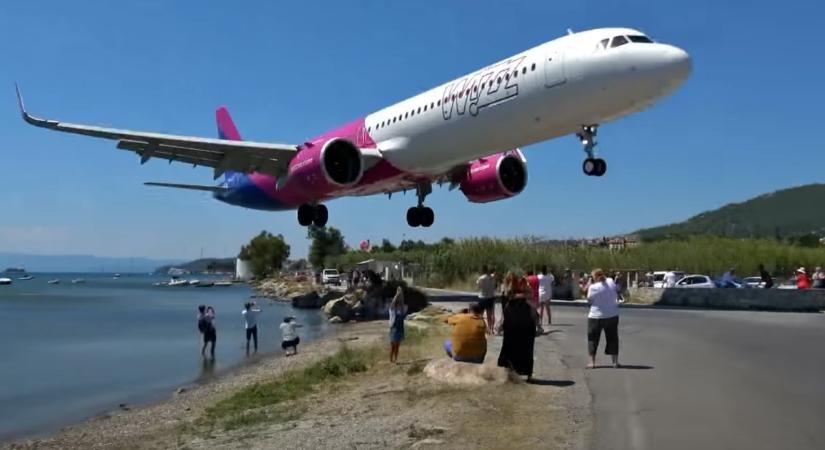 A turistáktól pár méterre landolt a WizzAir egyik gépe