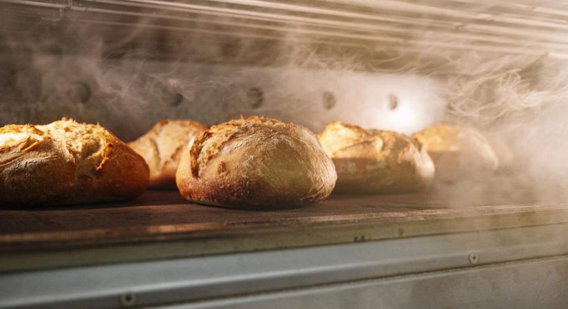 Egy ausztráliai pékségben azért is külön fizetni kell, hogy a zsemlét félbe vágják