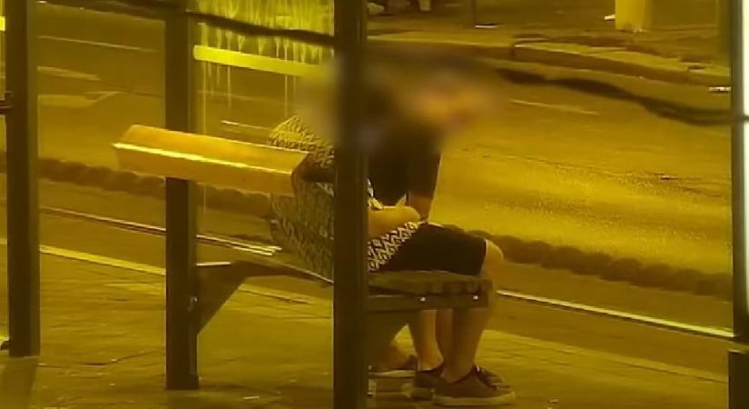 Videón, ahogy kifosztanak egy embert a terézvárosi villamosmegállóban