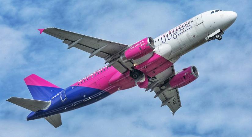 Heves jégeső csapott le a Wizz Air járatára, a gépet is megrongálta (fotók)