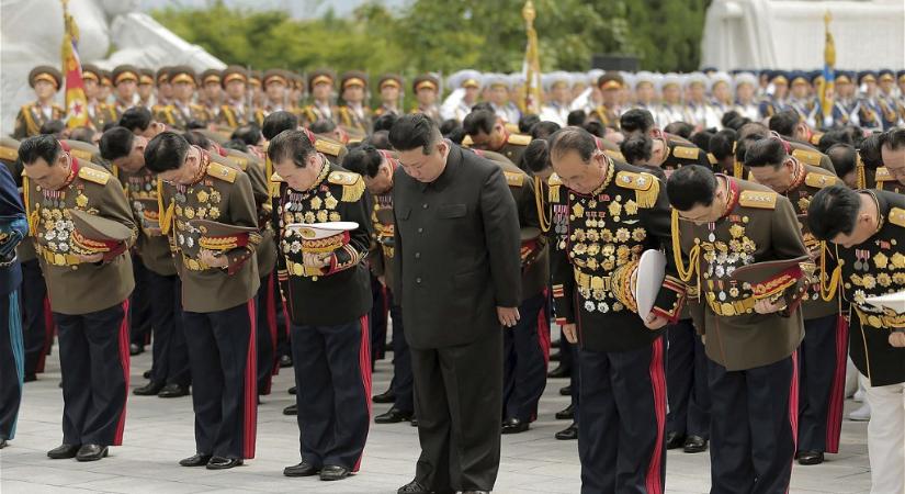 Elemző: Kim Dzsongun százezer katonát ajánlott fel Vlagyimir Putyinnak a háborúra