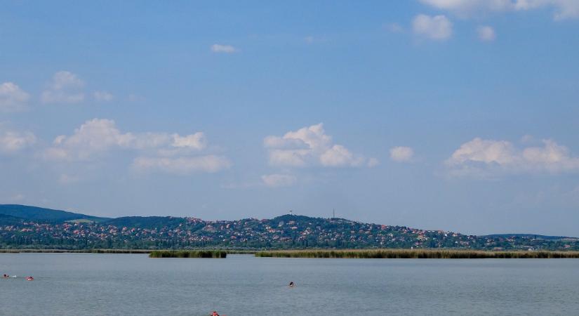 Durva, ami kiderült a Velencei-tó vizéről: ezért tilos fürödni a népszerű strandon