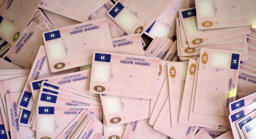 Szeptembertől angolul és oroszul is lehet jogosítványt szerezni Magyarországon hivatásos sofőröknek*
