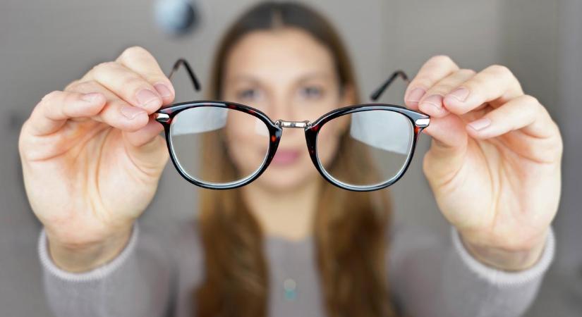 Így tisztíthatod meg a szemüveged anélkül, hogy csíkot hagynál