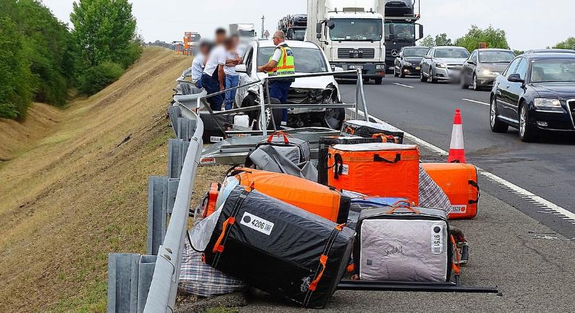 Újabb baleset az M5-ösön: mindkét szalagkorlátnak nekicsapódott az autó, leszakadt az utánfutó - fotók