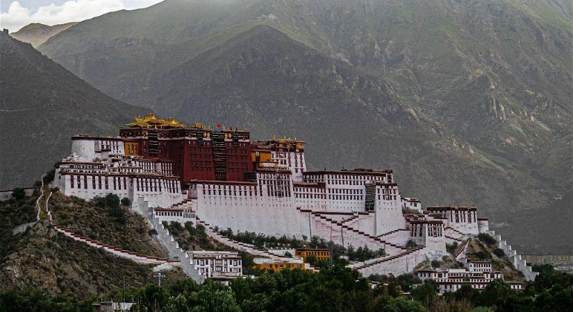 Kína: bezárták a tibeti Potala palotát, miután koronavírusos esetszámokról érkeztek hírek