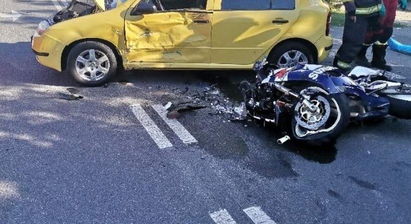 TRAGÉDIA: Szörnyethalt egy fiatal motoros, miután nekiütközött egy Škodának