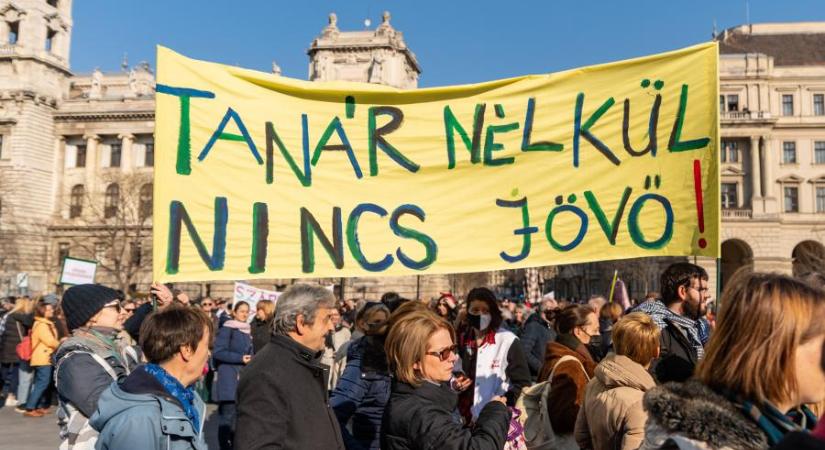 Az Orbán-kormány beismerte, hogy valami nincs rendben, most mindent megígér a tanároknak az uniós pénzért