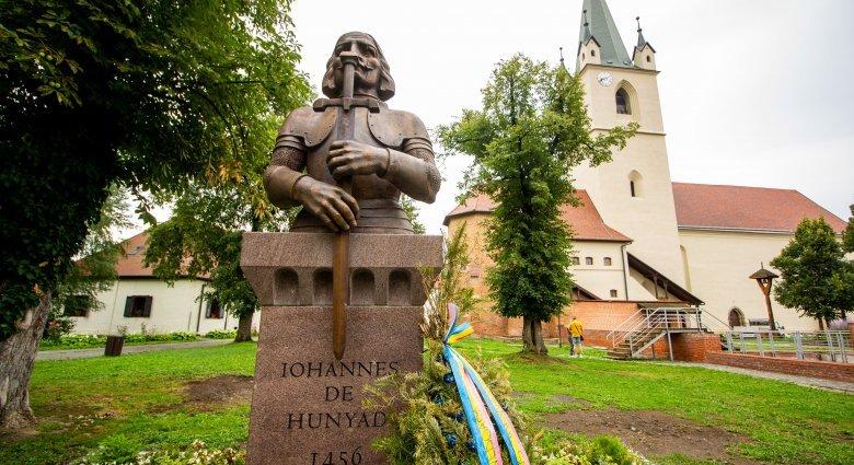 Román feliratokat követel a prefektúra a Hunyadi János-szoborra és a református kollégiumra