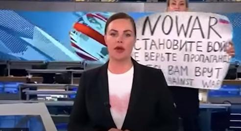 Tiltakozott a háború ellen, házkutatást tartottak az orosz tévésnél