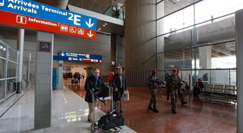 Késes férfi fenyegette a rendőröket a párizsi Charles de Gaulle reptéren
