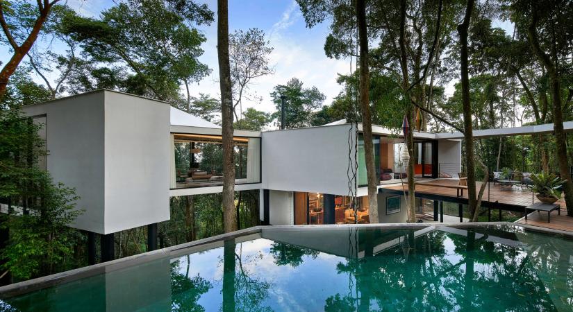 A lombokat követve kanyarog ez a liliom alakú brazil ház