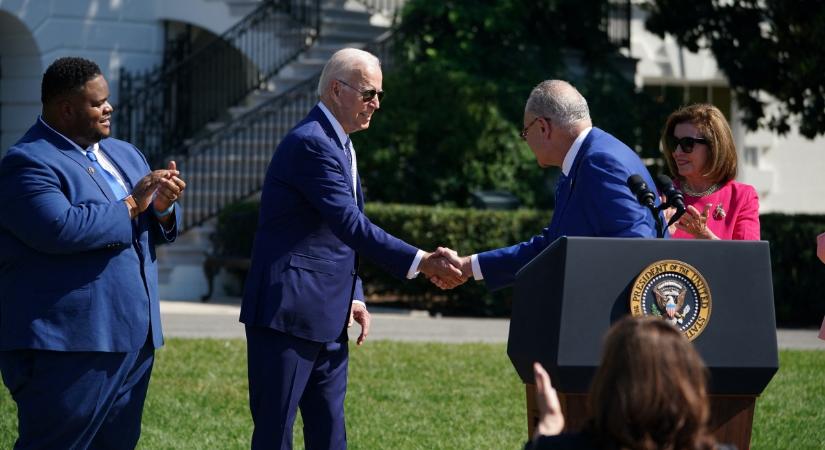 Biden nem áll le: ismét a kézfogással bakizott az USA elnöke