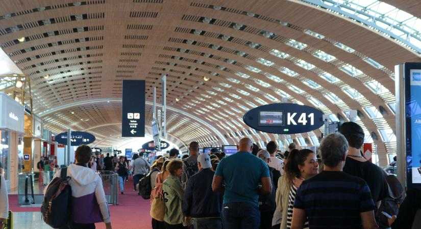 Késsel hadonászó férfit lőttek le a párizsi Charles de Gaulle repülőtéren a rendőrök