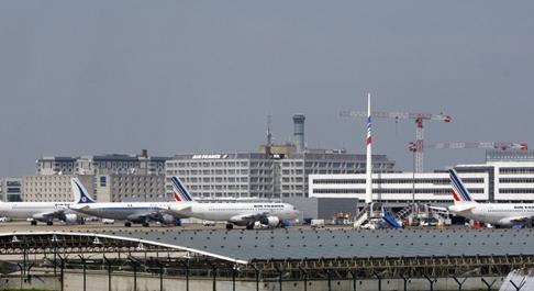Késsel hadonászott egy férfi a párizsi Charles de Gaulle reptéren, lelőtték a rendőrök