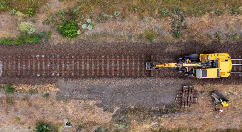 A teherforgalom szüneteltetésével újabb fázisába léphet a munka a Kiskunhalas−Kelebia vasútvonal-szakaszon