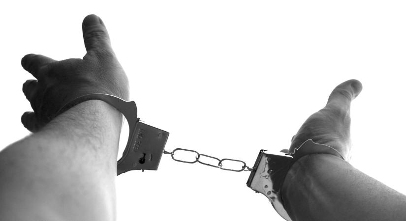 Négyszázezret remélt, börtönbüntetést kapott az embercsempész