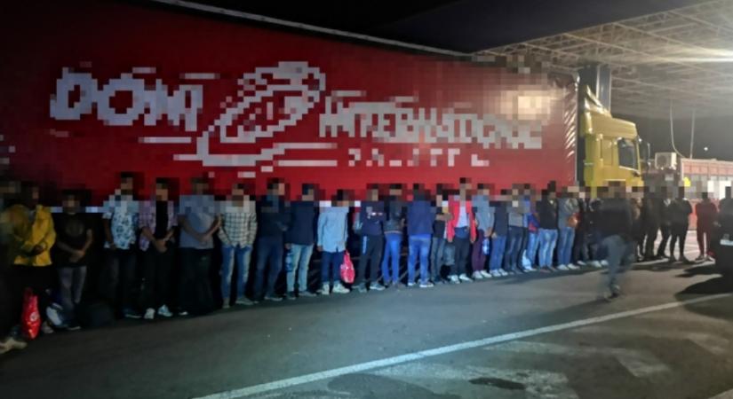 75 embert próbáltak meg Romániából átcsempészni egy teherautóban