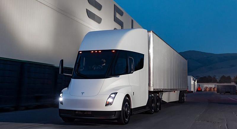 Idén érkezik a Tesla első teherautója
