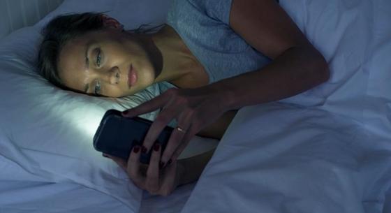 Lassan már népbetegség: lefekszik aludni, de 2–3 órán át még nyomogatja a telefonját