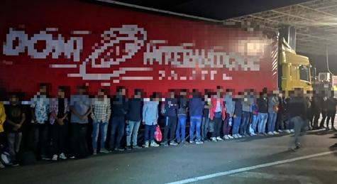 75 migránst találtak egy román kamionban a csanádpalotai határátkelőn