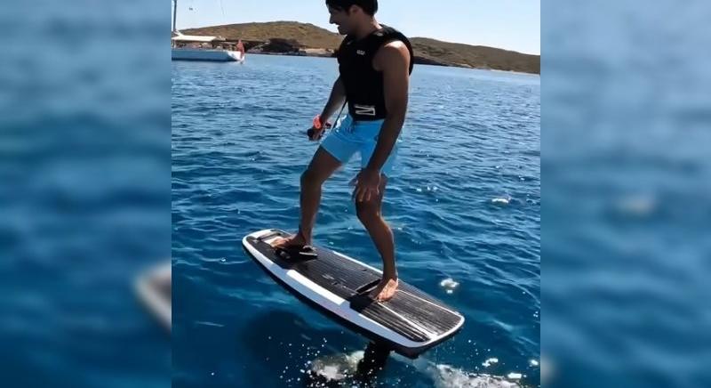 Elektromos szörfdeszkával kapcsolódott ki Carlos Sainz