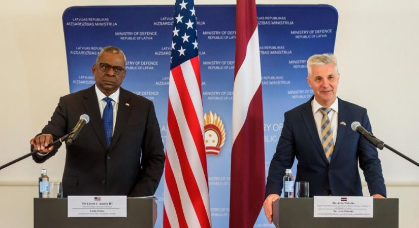 Az amerikai védelmi miniszter fokozott katonai jelenlétet ígért a balti országokban