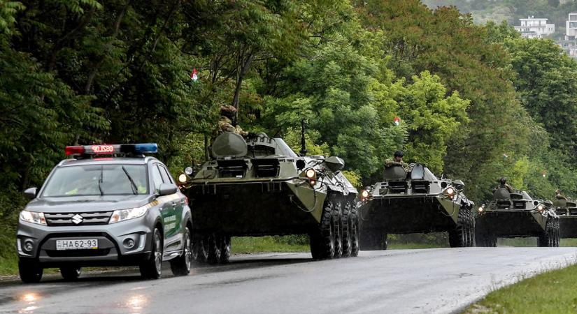 Este katonai konvoj indul az ország belsejébe Hegyeshalom felől