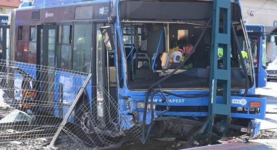 BKK-busz karambolozott a XVIII. kerületben, 16 ember megsérült