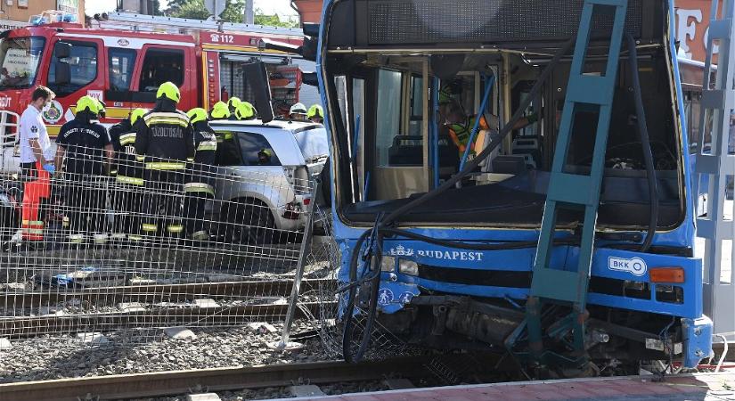 Fotókon a súlyos buszbaleset az Üllői útról, 16 sérültet vittek kórházba