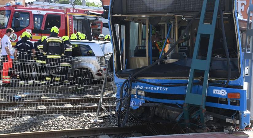 BKV-busz és személyautó ütközött Budapesten, tizenhatan megsérültek