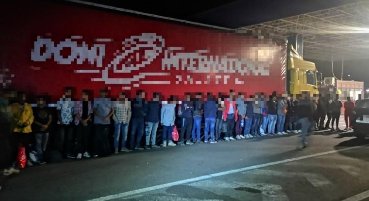 Összefogtak a magyar és a román rendőrök a határon, 75 illegális határátkelőt fogtak