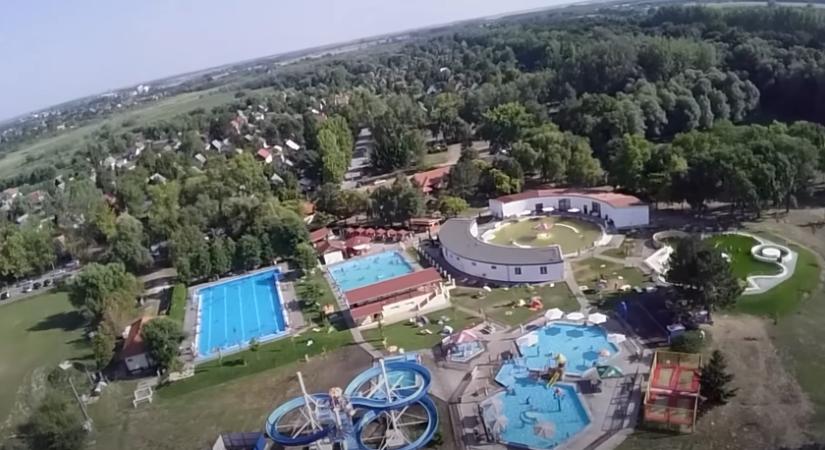 Wellnessel ellátott négycsillagos szállodával bővülhet a tiszavasvári strandfürdő