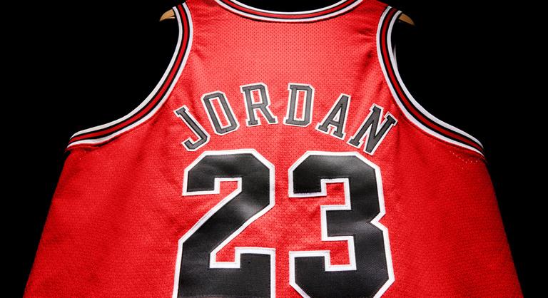 Több millió dollárért árverezhetik el Michael Jordan legendás mezét
