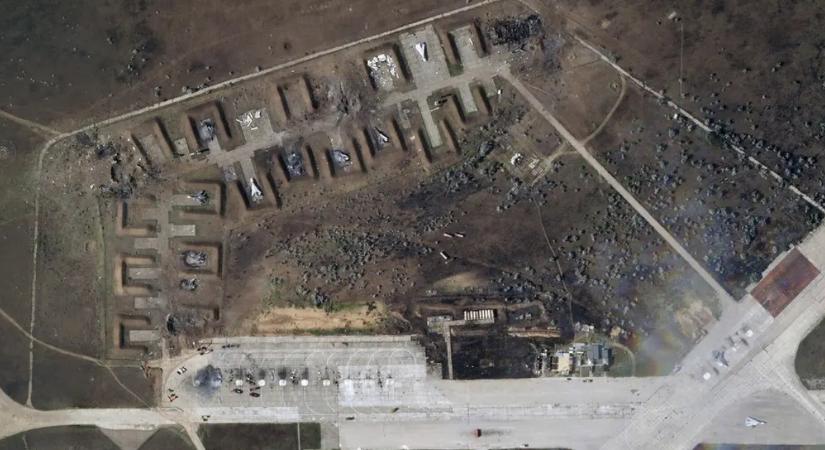 Műholdfelvételek alapján orosz harci gépek semmisültek meg a krími légibázist ért támadásban