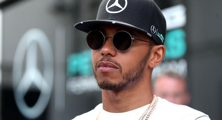Lewis Hamilton pánikol, ha vezetnie kell