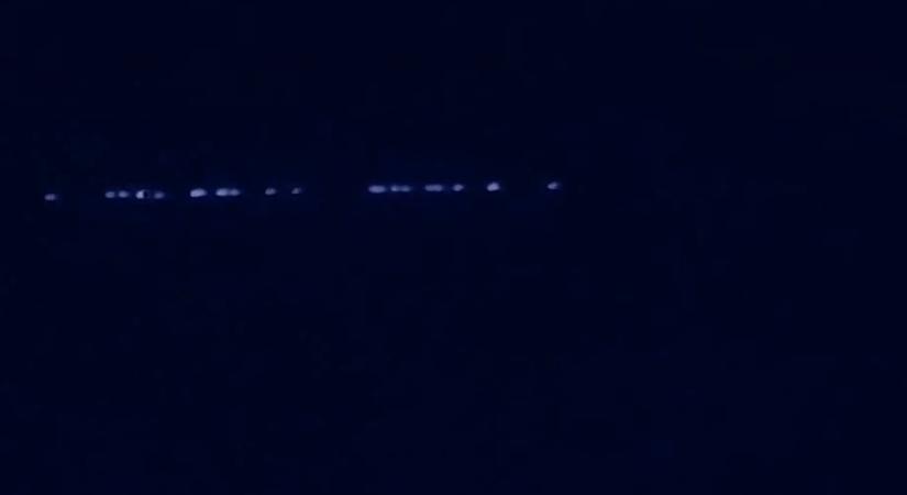 Ön is látta a Szombathely felett libasorban araszoló pontokat? Vas felett kapták lencsevégre Elon Musk műholdflottáját - videó